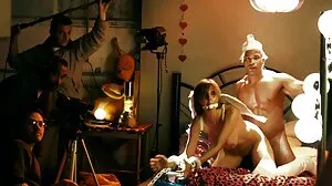 데이지 스톤은 그녀의 친구 일반인 포르노 형제를 성교시킵니다.