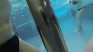 레나는 그녀가 일하러 갈 때 그에게 일곱 개의 대죄 포르노 빨리 제공하기 위해 이웃 아파트에 멈췄습니다!