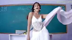 여동생이 나를 잡았다. 여관 바리 포르노