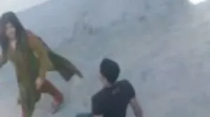 장난 포르노 서양 꾸러기 베이비가 그녀의 작은 새끼를 뻗어 가져옵니다.